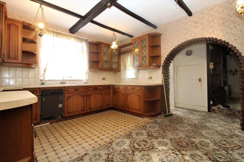 Lot: 30 - SIX/SEVEN BEDROOM HOUSE FOR SUB-DIVISION/EXTENSION -